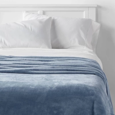 Full/Queen Solid Plush Blanket Blue - Room Essentialsā¢