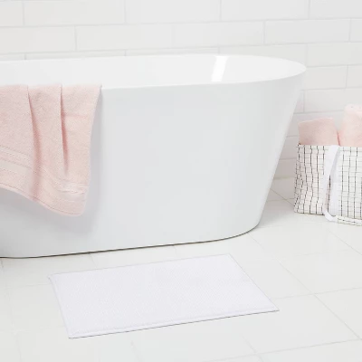 Everyday Chenille Bath Rug - Room Essentialsā¢